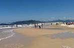Dia ensolarado na praia da Guarda do Embaú, litoral sul de Santa Catarina